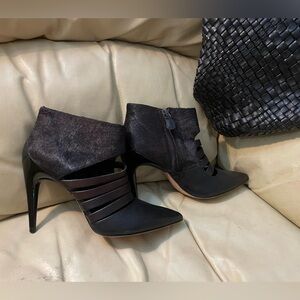 Rebecca Minkoff Elegant Black Stiletto Ankle Boots Sz 7.5 Black/Bordeaux RARE